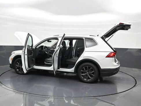 Used 2023 Volkswagen Tiguan SE w/ Panoramic Sunroof Package FWD image 34