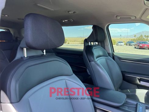 Used 2024 Kia EV9 Light Long Range RWD image 26