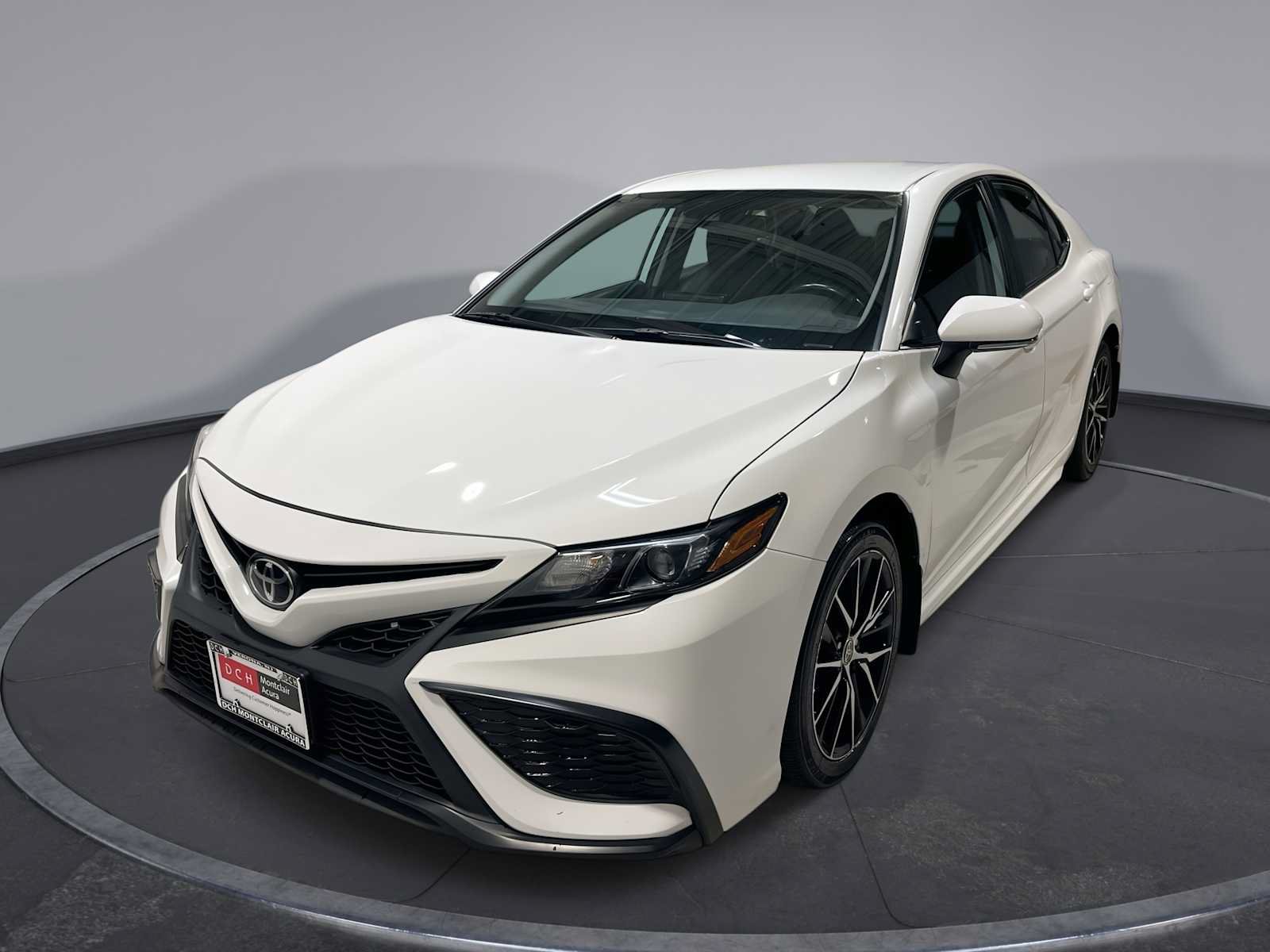 Used 2024 Toyota Camry SE w/ Cold Weather Package FWD image 1