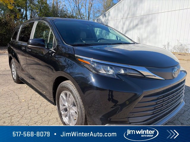 Used 2025 Toyota Sienna XLE FWD image 6
