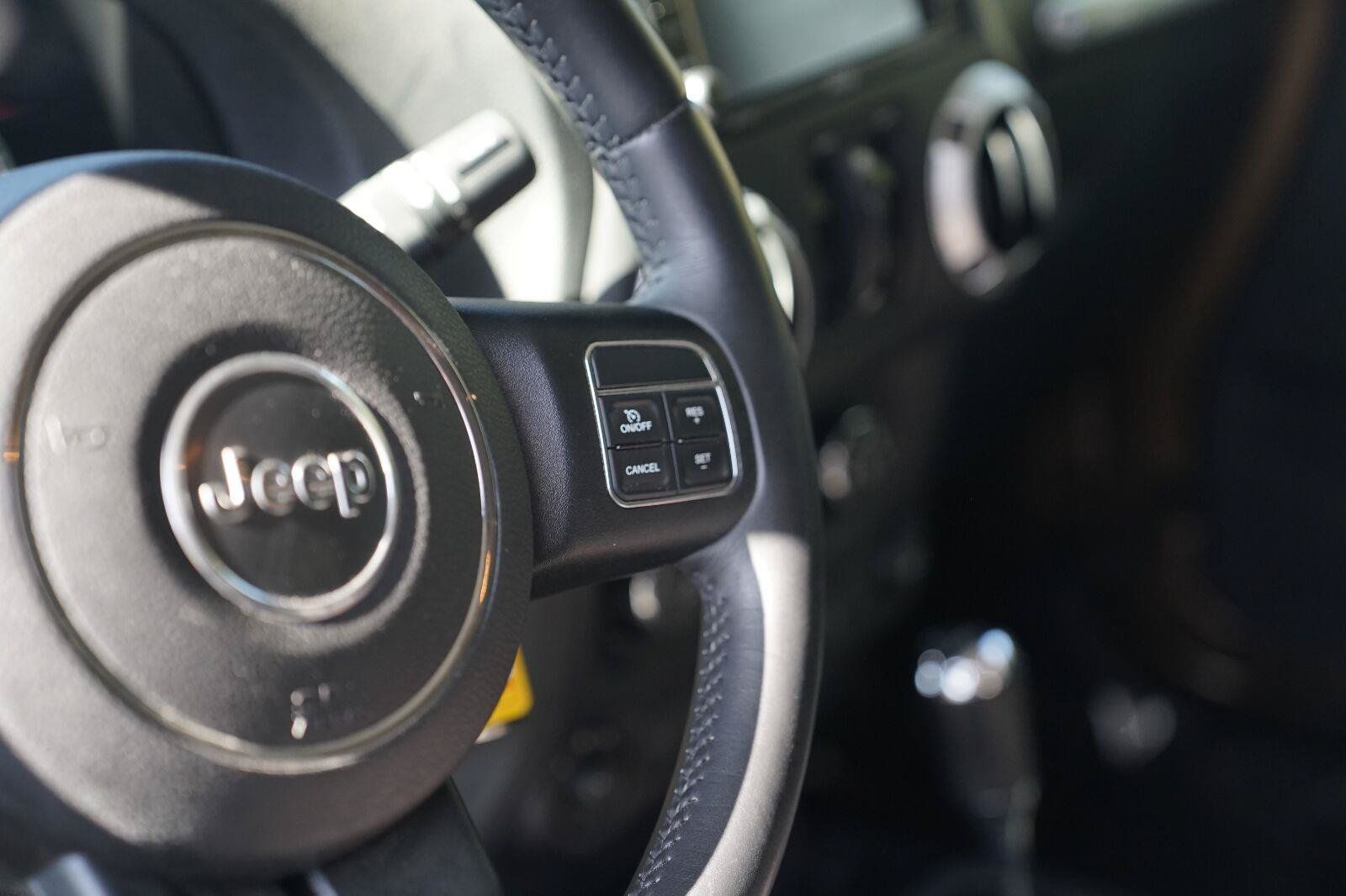 Used 2015 Jeep Wrangler Unlimited Rubicon w/ Connectivity Group AWD/4WD image 13