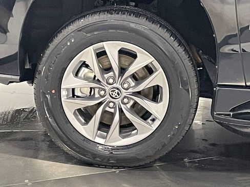 Used 2025 Toyota Sienna XLE image 12