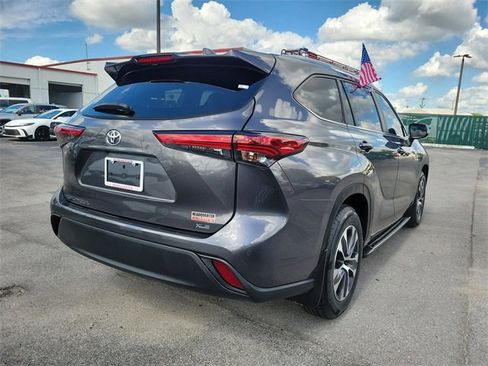 Used 2023 Toyota Highlander XLE image 10