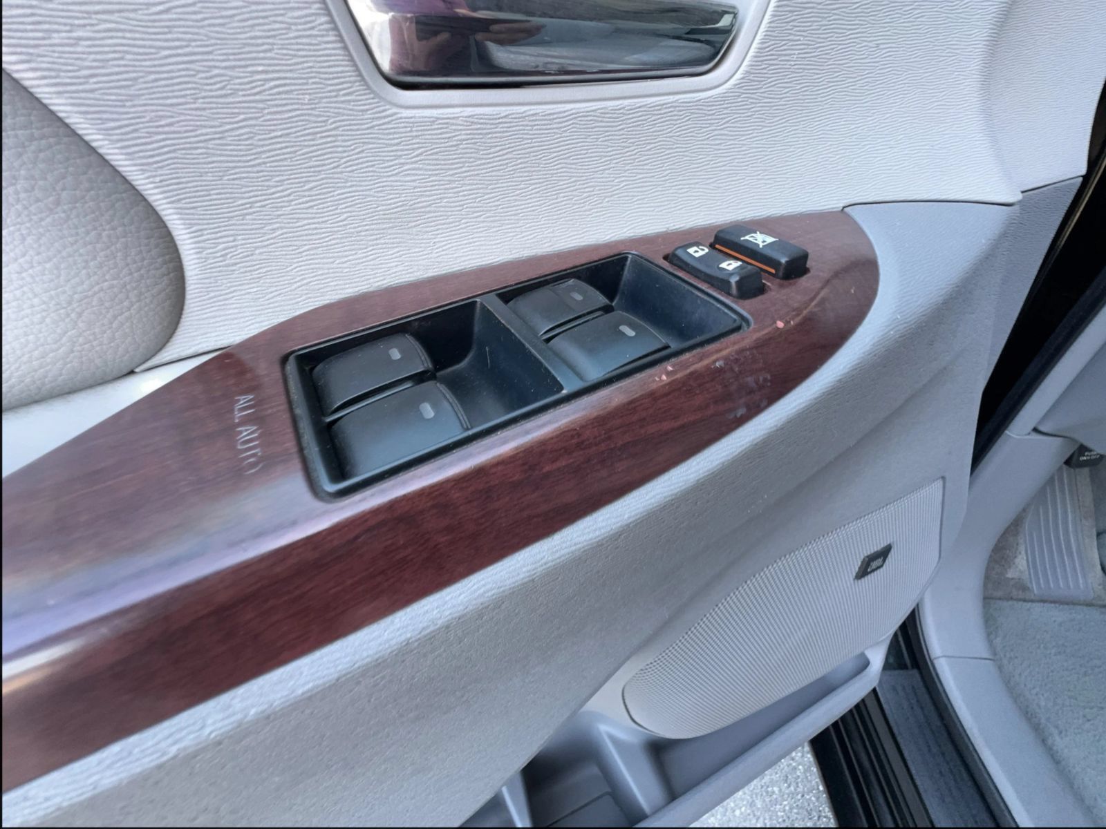 Used 2011 Toyota Sienna XLE w/ Premium Pkg FWD image 17