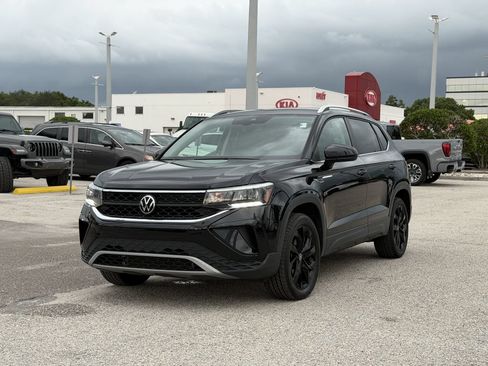 Certified 2022 Volkswagen Taos SE FWD image 2