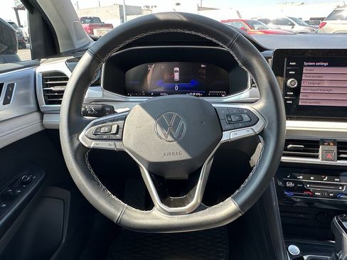 Used 2025 Volkswagen Taos SE w/ Panoramic Sunroof Package image 14