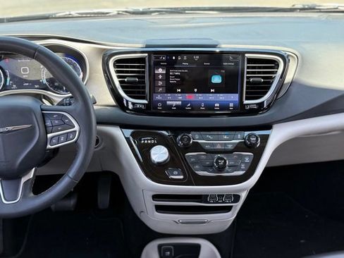 Used 2023 Chrysler Pacifica Touring-L FWD image 23