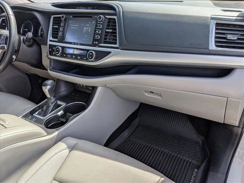 Used 2019 Toyota Highlander XLE image 20