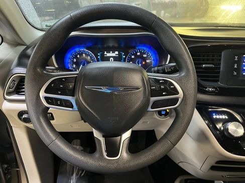Used 2017 Chrysler Pacifica LX FWD image 20