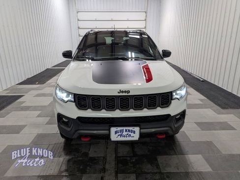 Used 2025 Jeep Compass Trailhawk AWD/4WD image 6
