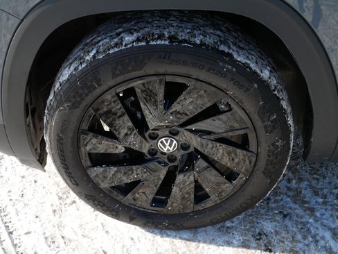 Certified 2025 Volkswagen Atlas SE w/ Black Wheel Package image 15