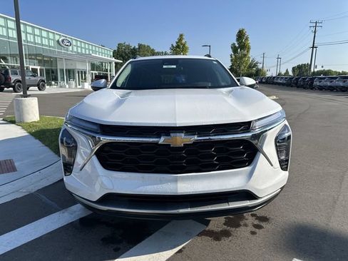 Used 2025 Chevrolet Trax LT w/ LT Convenience Package FWD image 8
