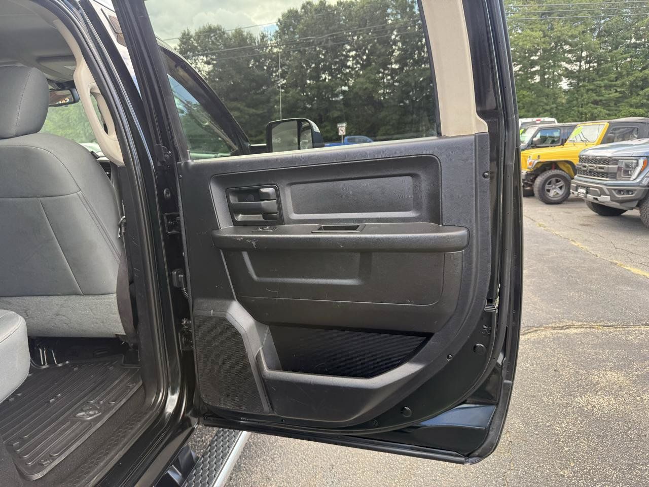 Used 2016 RAM 2500 Tradesman w/ Chrome Appearance Group AWD/4WD image 19
