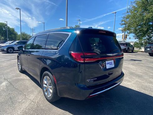 Used 2022 Chrysler Pacifica Touring-L AWD/4WD image 5