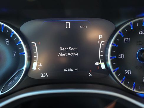 Used 2024 Chrysler Pacifica Touring-L image 19