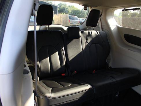 Used 2018 Chrysler Pacifica Touring-L w/ Advanced Safetytec Group FWD image 37