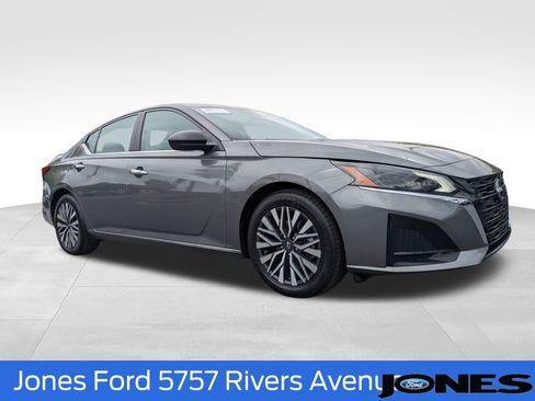 Used 2025 Nissan Altima 2.5 SV FWD image 2
