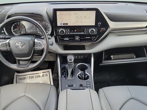 Used 2023 Toyota Highlander XLE FWD image 11
