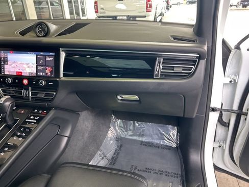 Used 2024 Porsche Macan image 22