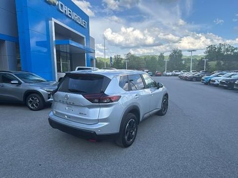 Used 2024 Nissan Rogue SV AWD/4WD image 4