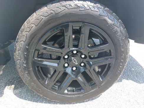 Used 2025 Chevrolet Colorado Z71 w/ Technology Package AWD/4WD image 32