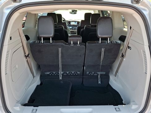 Used 2024 Chrysler Pacifica Limited FWD image 29