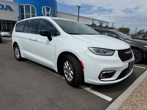 Used 2025 Chrysler Pacifica Select FWD image 5