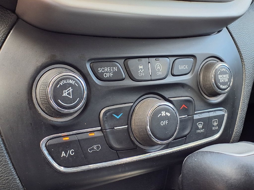 Used 2018 Jeep Cherokee Latitude Plus FWD image 21
