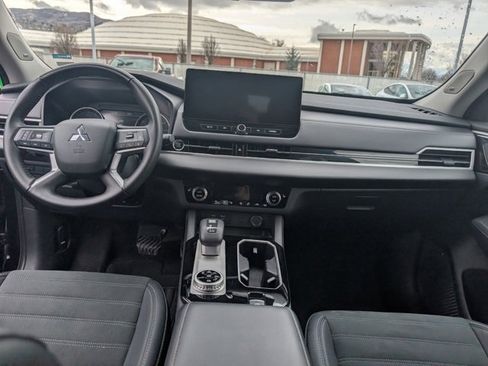 Used 2025 Mitsubishi Outlander SE image 7