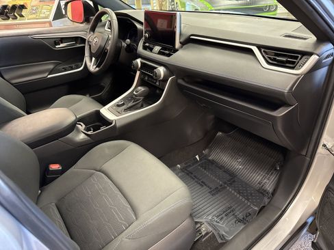Used 2024 Toyota RAV4 SE w/ Convenience Package image 17