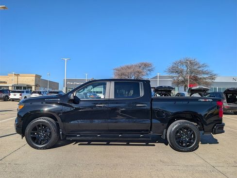 Used 2023 Chevrolet Silverado 1500 Custom image 3