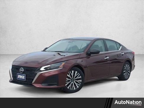 Used 2024 Nissan Altima 2.5 SV image 1