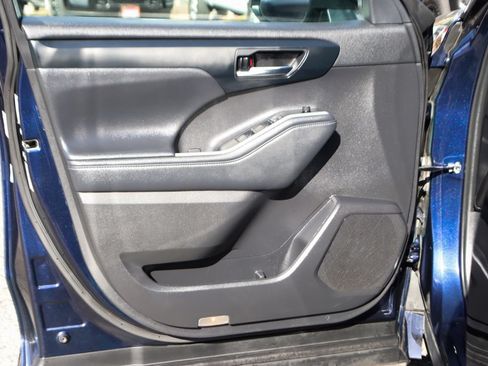 Used 2022 Toyota Highlander XLE FWD image 16