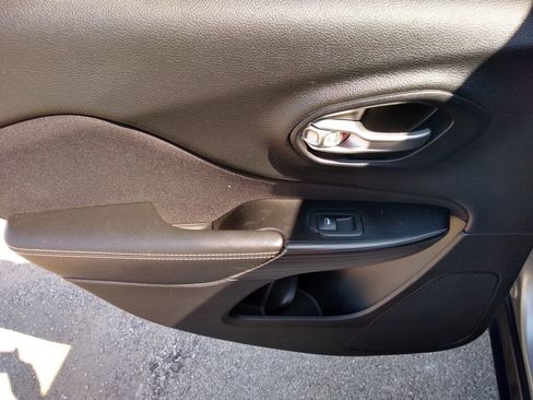 Used 2015 Jeep Cherokee Sport image 13