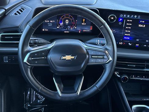 Used 2025 Chevrolet Traverse LT FWD image 16