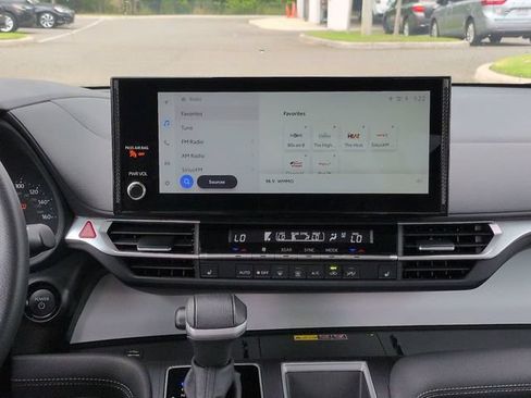 Used 2025 Toyota Sienna XLE FWD image 18