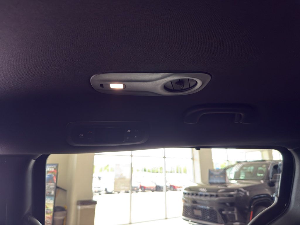 New 2027 Chrysler Pacifica Select FWD image 29