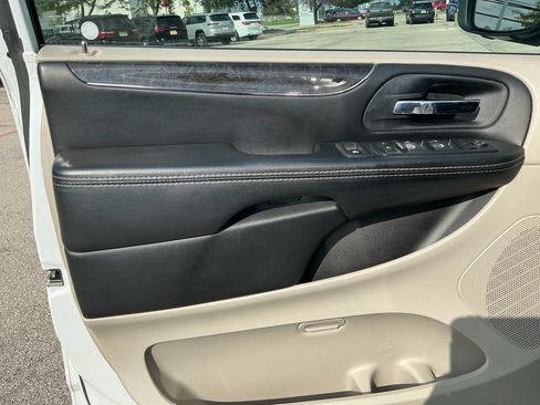 Used 2015 Chrysler Town & Country Touring FWD image 11
