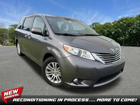Used 2017 Toyota Sienna XLE FWD image 1