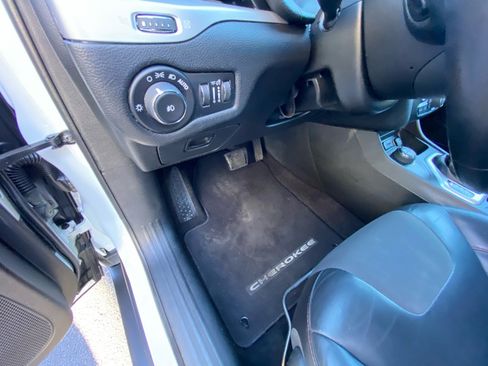 Used 2017 Jeep Cherokee Trailhawk image 38