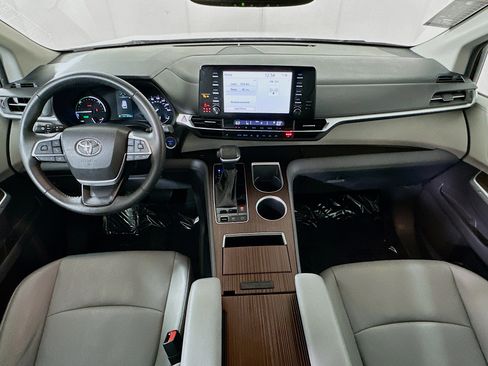 Used 2023 Toyota Sienna XLE image 27