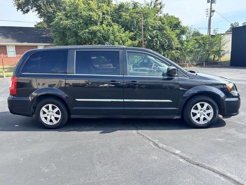 Used 2013 Chrysler Town & Country Touring image 4