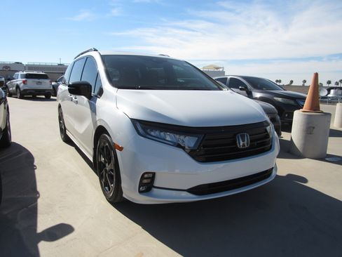 Used 2023 Honda Odyssey Sport image 2