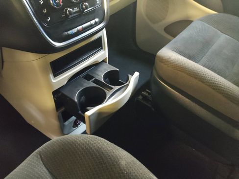 Used 2018 Dodge Grand Caravan SE w/ UConnect Hands-Free Group image 26