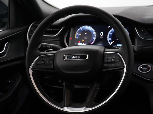 Used 2023 Jeep Grand Cherokee Altitude image 15