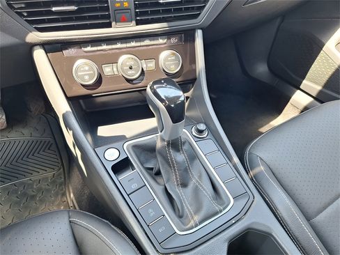 Used 2024 Volkswagen Jetta SE image 13