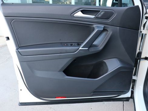 Used 2020 Volkswagen Tiguan SE w/ Panoramic Sunroof Package image 38