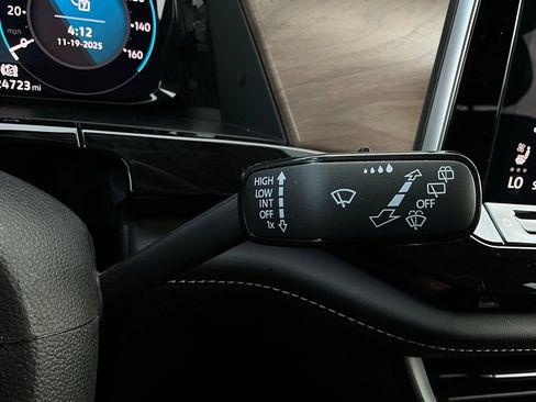 Used 2025 Volkswagen Atlas SE image 39