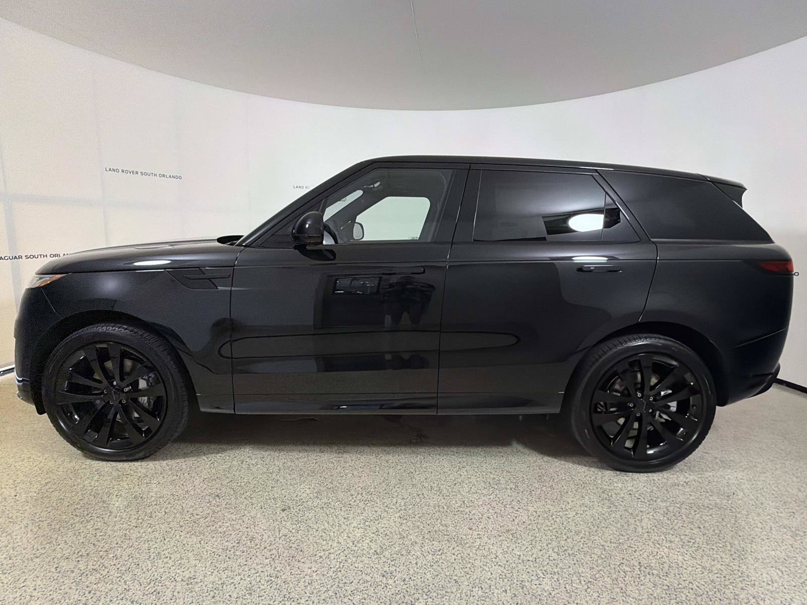 New 2027 Land Rover Range Rover Sport Dynamic SE AWD/4WD image 2