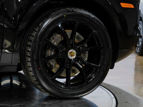 Used 2023 Porsche Cayenne Platinum Edition image 60